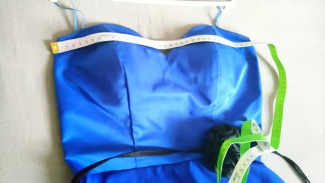 Modré spoločenské šaty, 36