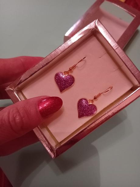 Fialové náušnice srdce, 