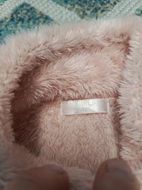 Dievčenská chlpatá vestička, 104