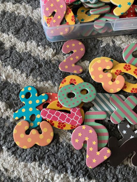 Farebné magnetky čísla 80ks, 