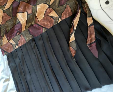 Kvalitné podšité šaty s plisovanou sukňou v. 48, 48