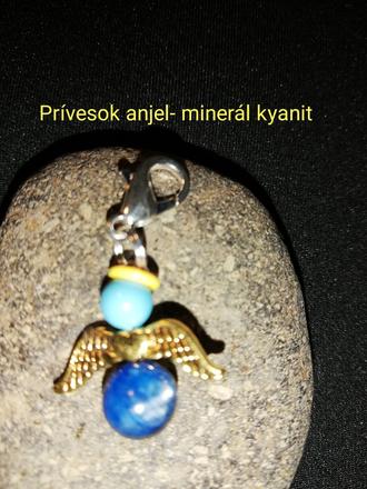 Prívesok anjel s minerálom kyanit,