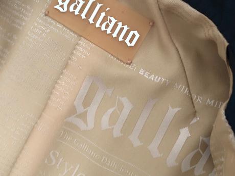Galliano trenckot, s