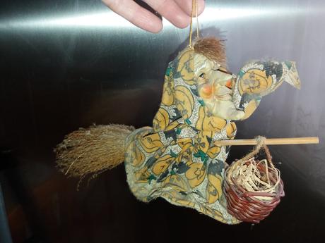 Bosorka s metlou na zavesenie,