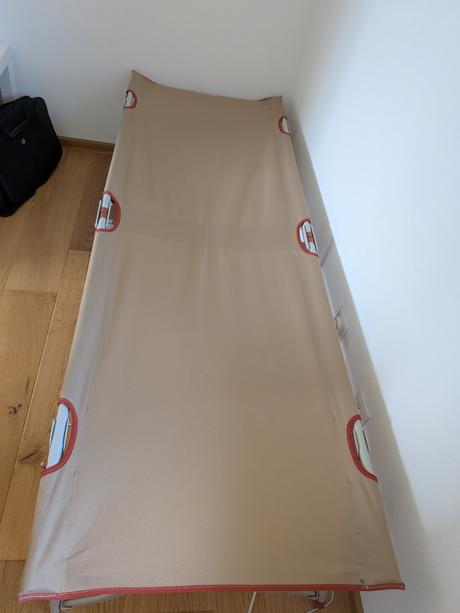 Kempingova posteľ,