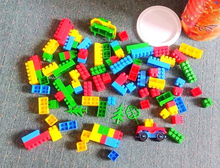 Hromada kociek pre majmenších staviteľov,