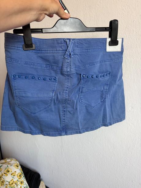 Berska krasna modra minisukna s ozdobnymi cvokmi r, bershka,38