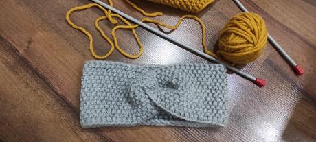 Sivá pletená čelenka, 