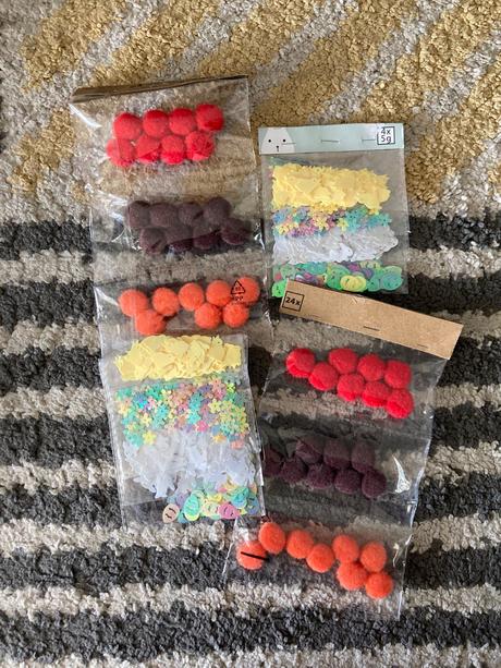 Plyšové guličky a trblietky na tvorenie, 