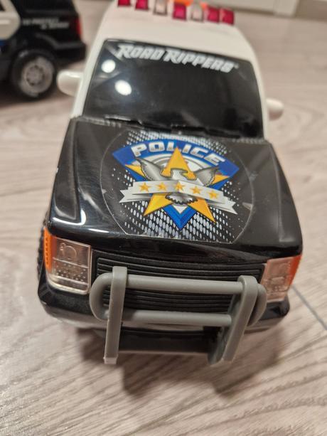 26de_policajne auta a sanitky,