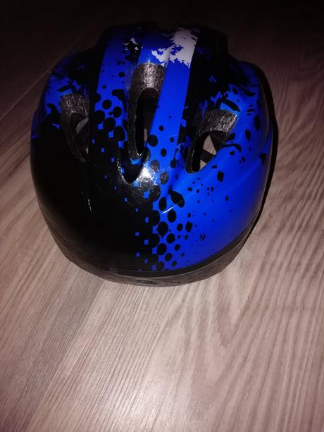 Cyklisticka prilba, s