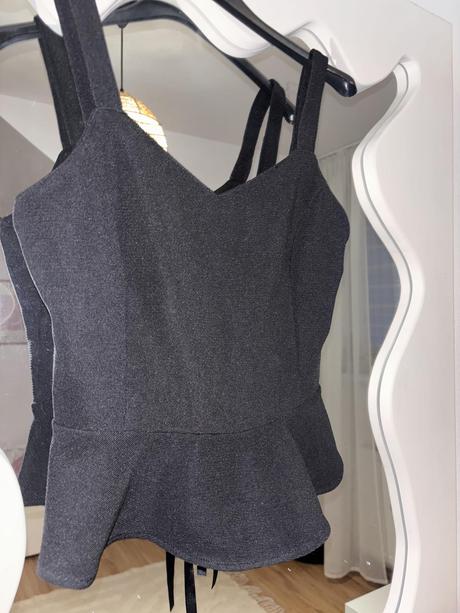 Top s viazačkou vzadu, s