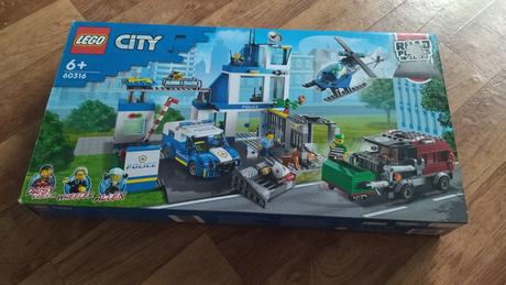 Lego city policajná stanica, 