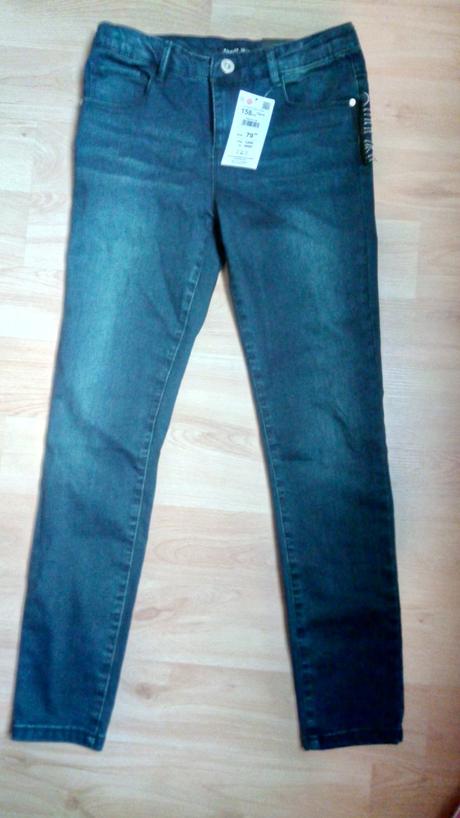 Tmavomodré úzke rifle so strapcami po bokoch, reserved,158