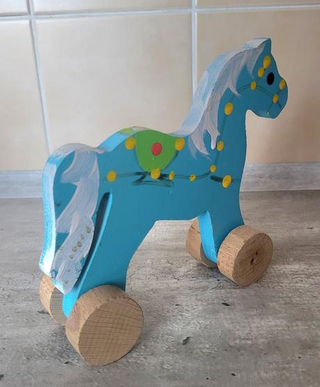 Drevený koník na kolieskach, 