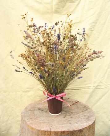 Kvetinovo-bylinná kytica "lúka v pohári",