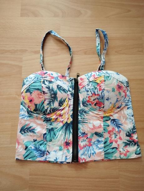 Biely kvietkovaný crop top, s