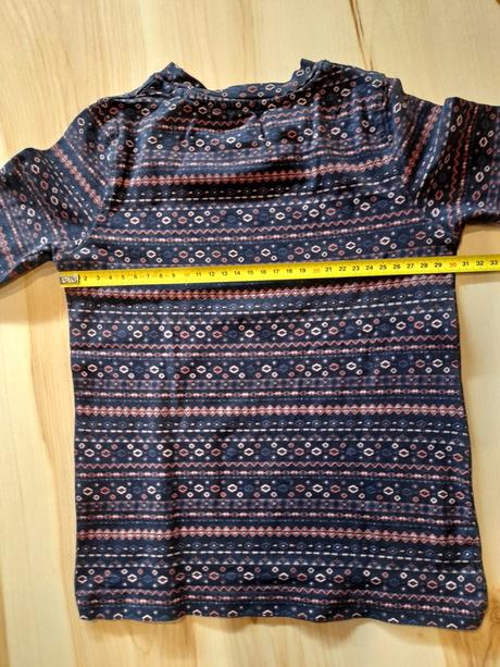 Tmavomodré tričko, lupilu,110