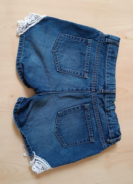 Rifľové kraťasy s čipkou, 152