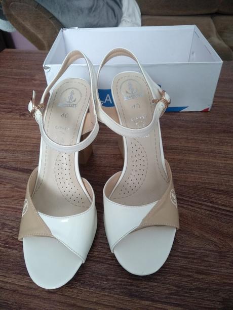 Nove sandale, 40