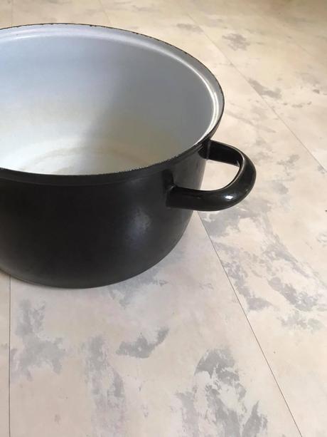 Starý smaltovaný hrniec, 