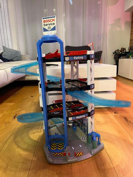 Poschodova garaz pre auticka,