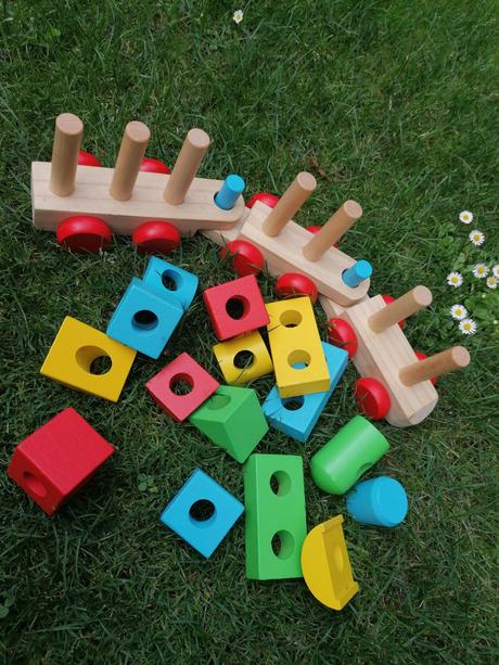 Drevený vláčik s nastrkovacimi kockami, 