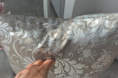 Strieborno sivá obliečka na vankúš,