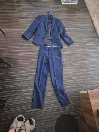 Krásny elegantny modry oblek, 134