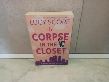Lucy score - the corpse in the closet,