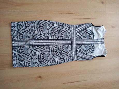 Elastické vzorované šaty, s