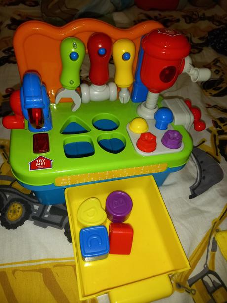 Hrací stolček pre malého majstra,