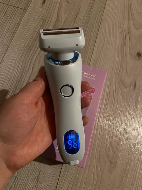 Nový elektrický dámsky holiaci strojček, 