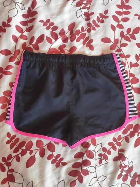 Čierno ružové kraťasy, 158