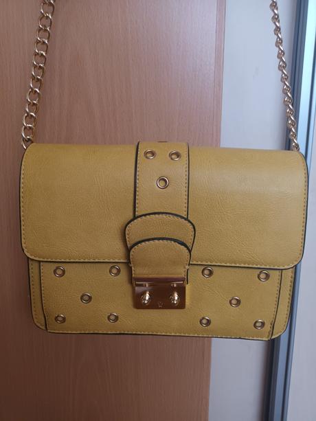 Žltá pevna kabelka so zlatou aplikaciou, 