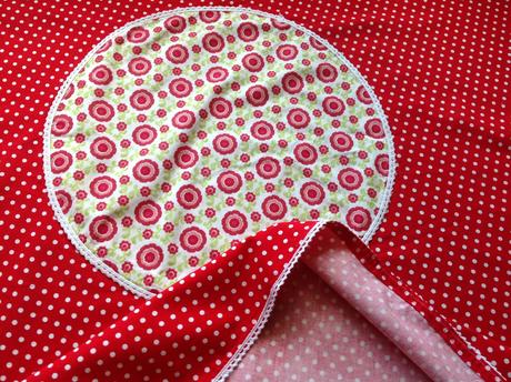 Anjelka, slimák, srdce a obrus,