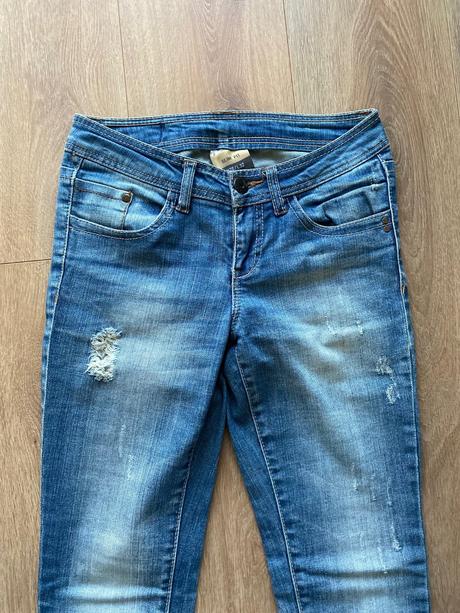 Vyšúchané úzke rifle s dierami, s