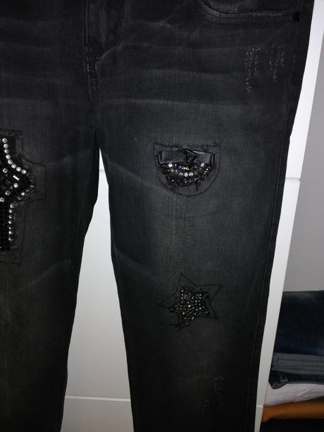 Čierne rifle s aplikáciami, m