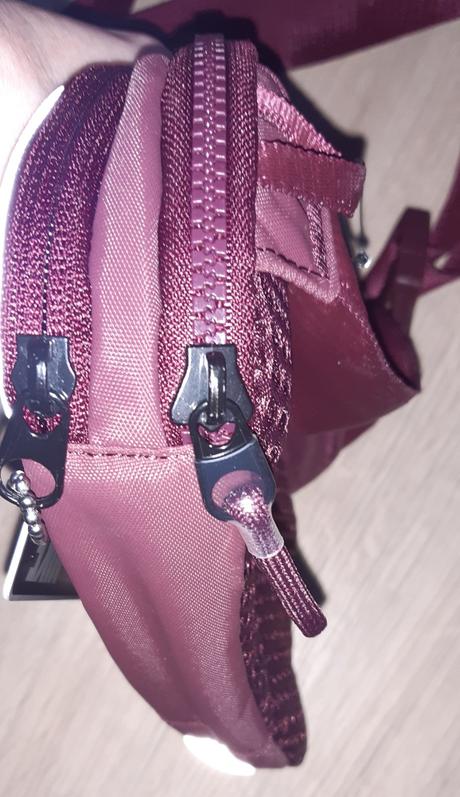 Taštička nike, nike