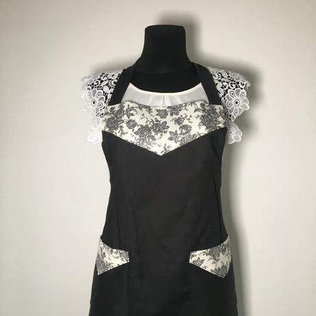 Čierna zástera s ružičkami,