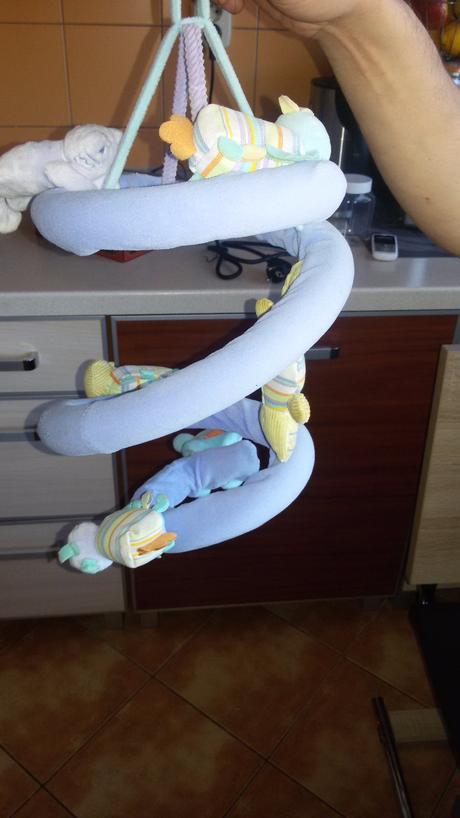 Hracka nad postíelku kocik., 