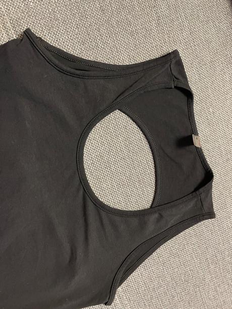 Čierne tielko s výstrihom na chrbte uni (s-m-l), m