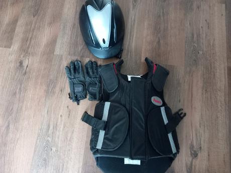 Jazdecka vesta a prilba, 
