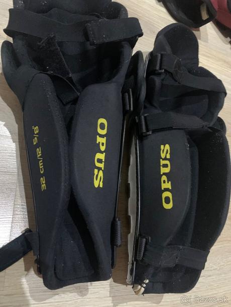 Chranice na nohy hokej, opus