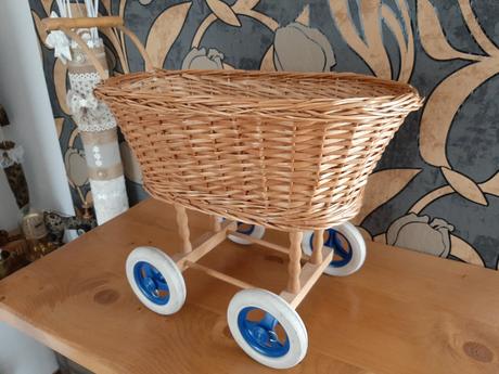 Zľava. prútený kočiar.,