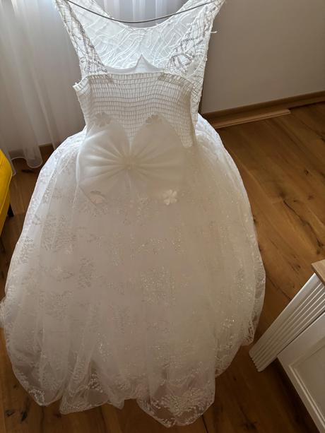 Sviatočné šaty, 146