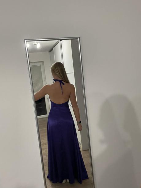 Nádherné saténové šaty, 38