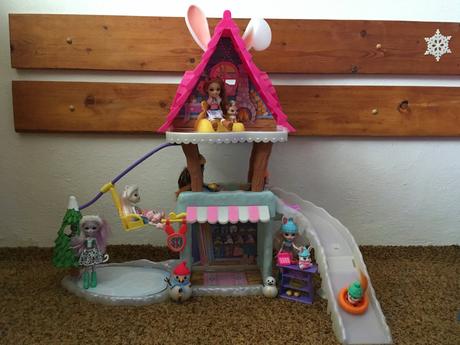 Zimný domček + 6x bábika a zvieratko enchantimals, 