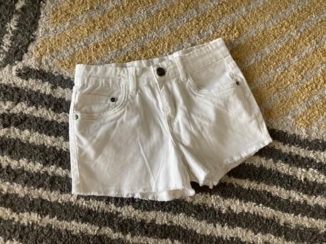 Biele kraťase yfk, 146