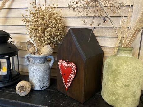 Drevený dekoračný domček a drevené okienko, 